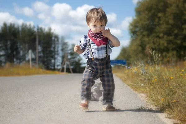 Niño pequeño caminando en el jardín —  Fotos de Stock