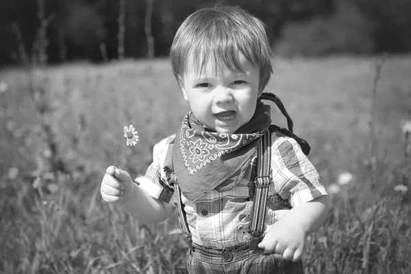 Niño pequeño caminando en el jardín —  Fotos de Stock