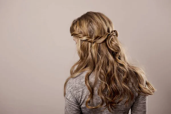 Tête de femme avec des cheveux — Photo