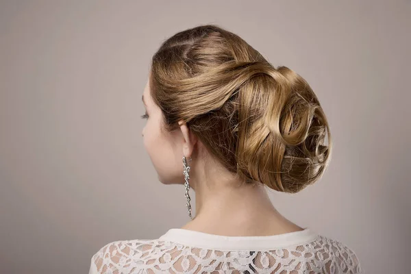 Cabeça de mulher com cabelo — Fotografia de Stock