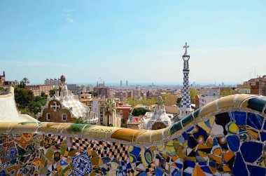 Mimar Gaudi 'nin yazdığı Park Guell Barselona' da bir yaz gününde.