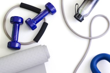 Spor malzemeleri: dambıl, yayıcı, yoga minderi, su şişesi..
