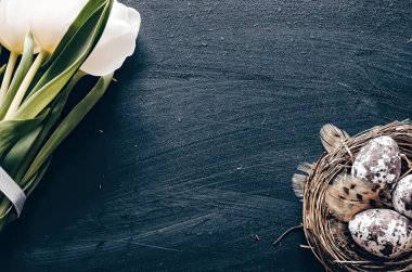 Bıldırcın yumurtası ve beyaz laleler.