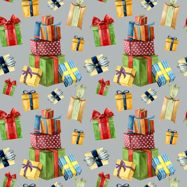 Акварель Рождество бесшовный узор с подарками. Подарочные коробки ручной работы с лентой изолированы на сером фоне. Отдых . — стоковое фото