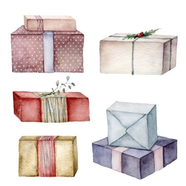 Hediye kutularıyla suluboya Noel seti. El boyası kırmızı, bej, mavi, çizgili ve beyaz arka planda yay ile izole edilmiş benekli kutular. Tasarım, baskı, kumaş, arkaplan için tatil illüstrasyonu.