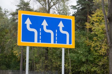 Orman arka plan üzerinde yol işareti