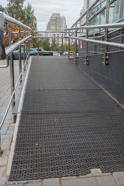 Destek devre dışı tekerlekli sandalye insanlar için rampa yol.