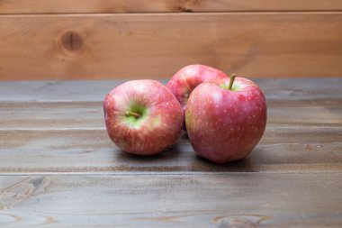ahşap üzerine üç elma