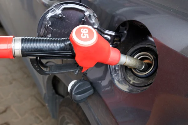 Coche con combustible en una estación de servicio — Foto de Stock