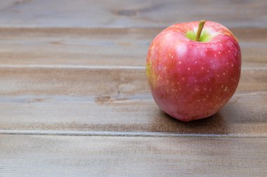 Ahşap masa üzerinde bir elma