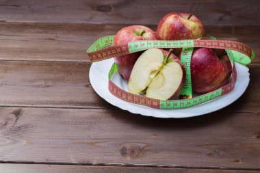 Yeşil ve Kırmızı elma teyp ölçme ile sarılmış
