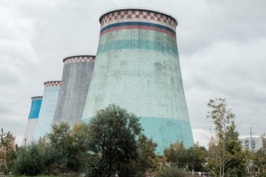 Termal elektrik santrallar ve elektrik hatları bulutlu bir günde.