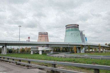 Termal elektrik santrallar ve elektrik hatları bulutlu bir günde.