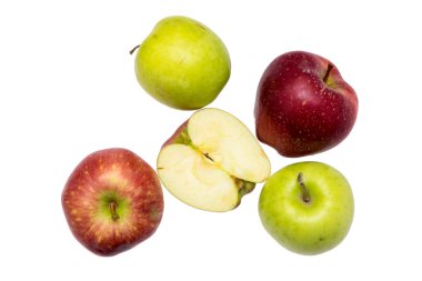 Beyaz izole taze kırmızı ve yeşil elma.