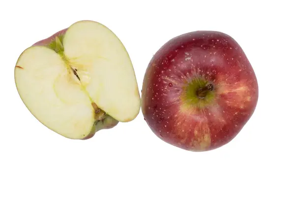 Свежее красное яблоко изолировано на белом. — стоковое фото