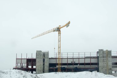 Çok katlı binaların yapımında kullanılan inşaat vinç