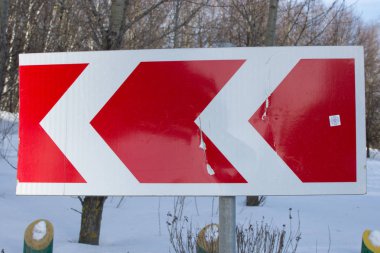 Bir kış gününde Yol İşareti. Kış orman manzara arkasında