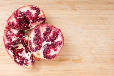 Kırık kırmızı olgun sulu nar ahşap tablo.