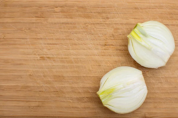 Zwiebeln auf einem Holztisch — Stockfoto