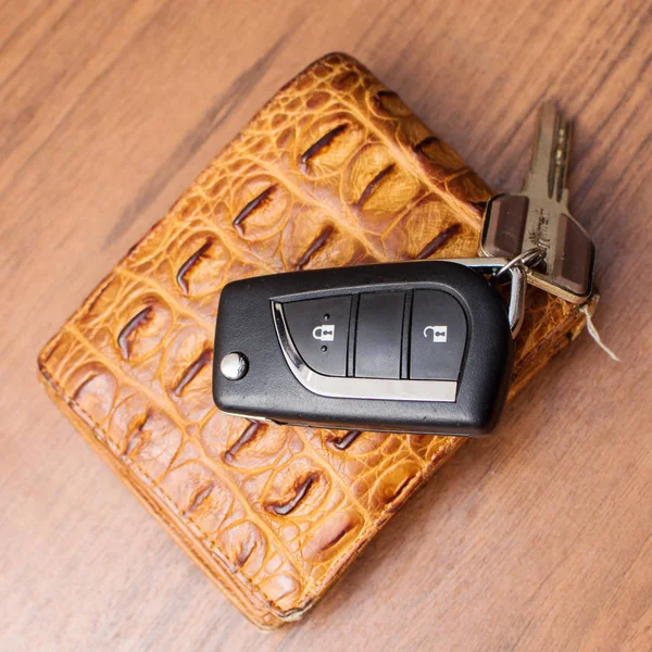Plånbok och nyckelbricka med bil Stockfoto