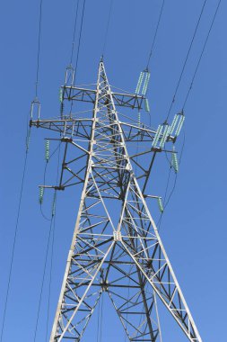 Gökyüzüne karşı yüksek voltajlı elektrik Kulesi