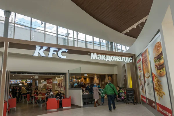 Москва, Россия - 25 марта 2017 года: KFC и Macdonalsd в Меге, МЕГА Теплый стан . — стоковое фото