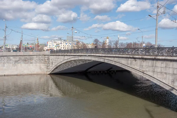 モスクワ, ロシア連邦 - 2017 年 3 月 23 日: モスクワ川、雲、空を Citscape. — ストック写真