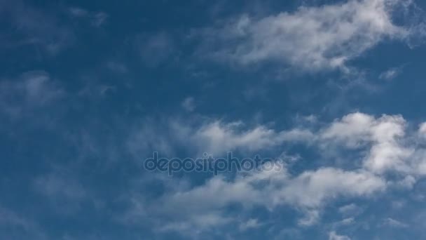Nuages blancs qui courent sur le ciel bleu 