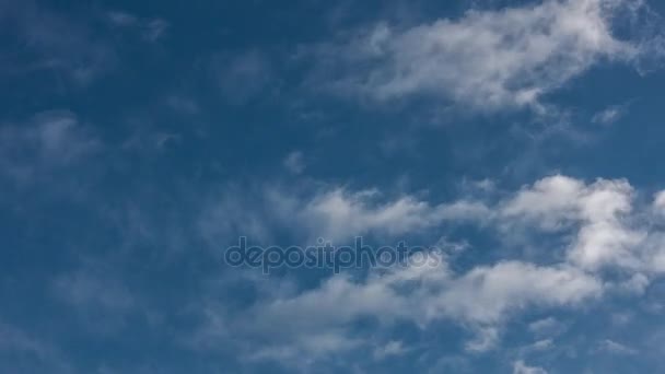 Nubes blancas corriendo sobre el cielo azul — Vídeo de stock