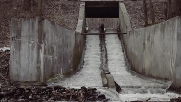 Corriente de agua a través de cascada de hormigón . — Vídeo de stock