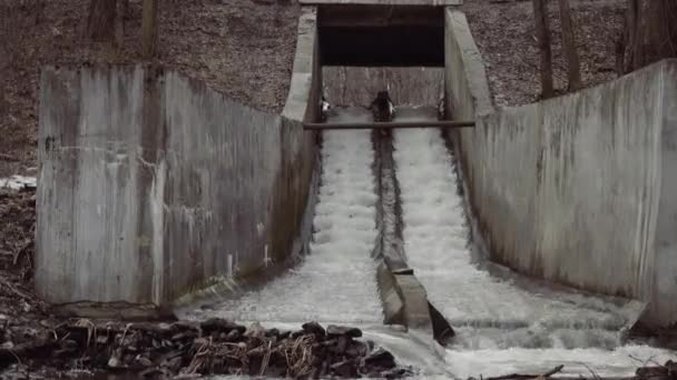 Stream water through cascade from concrete. — Stock Video