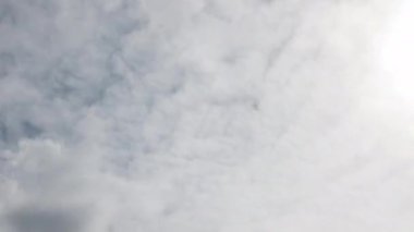 Gri bulutlar üzerinde mavi gökyüzü çalıştıran