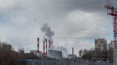 Termal güç istasyonu ve bulutlu gün. 