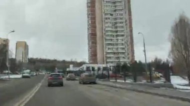 Moskova Rusya - 30 Mart 2017: Gün şehir yol görünümü üzerinden araba içinde.