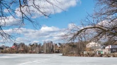 Zaman atlamalı bahar gölet gün içinde gökyüzü mavi gökyüzü ve bulutlar ile
