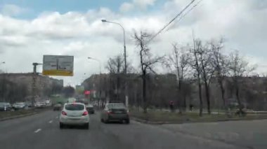 Moskova Rusya - 30 Mart 2017: Gün şehir yol görünümü üzerinden araba içinde.