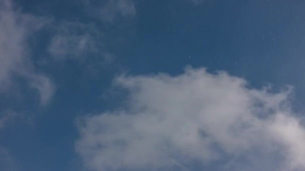 Nubes blancas corriendo sobre el cielo azul — Vídeo de stock