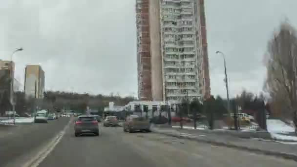 Moscú Rusia - 30 de marzo 2017: Día de la ciudad vista por carretera desde el interior del coche . — Vídeo de stock