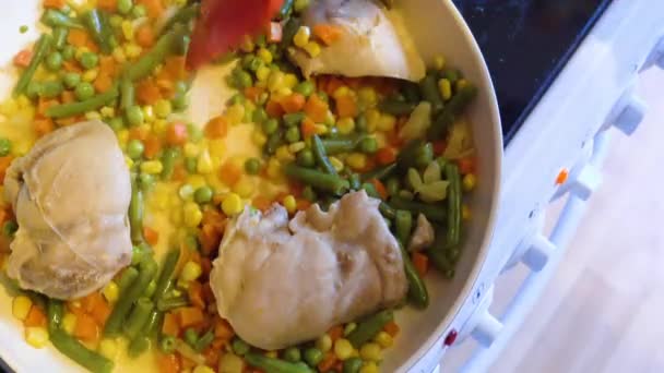 Freír verduras y pollo , — Vídeos de Stock