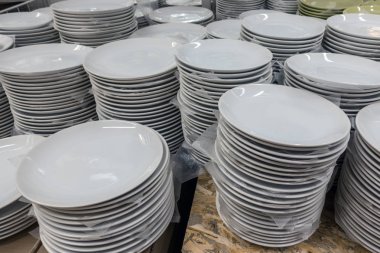 Depodaki beyaz tabaklar