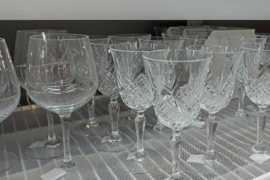 şarap kadehleri masada.