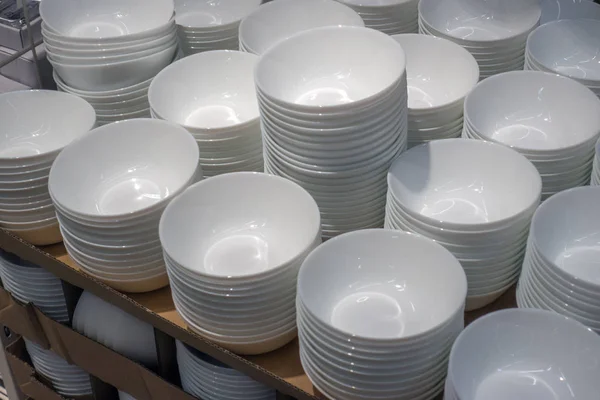 Белые тарелки в магазине — стоковое фото