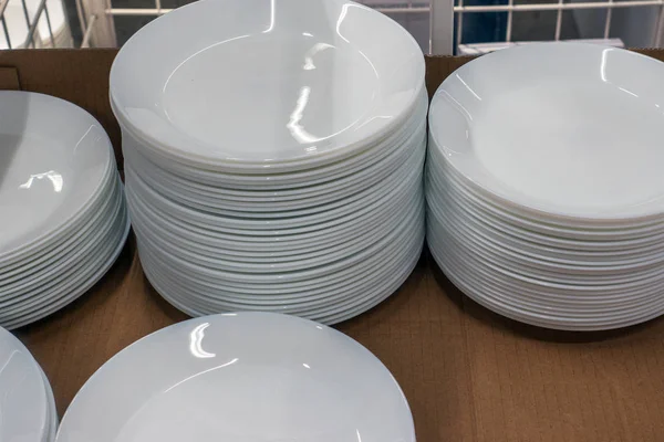 Белые тарелки в магазине — стоковое фото