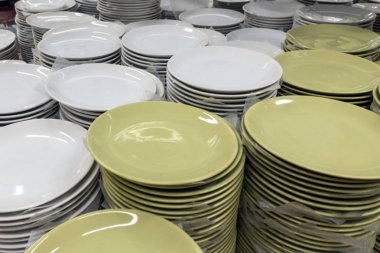Bir sürü beyaz ve yeşil plakaları mağaza