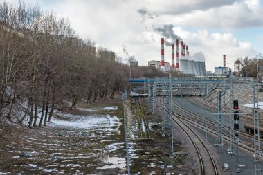 Termal güç istasyonu ve bulutlu gün