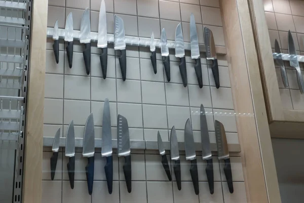 Набір ножів, що звисають на магніті . — стокове фото