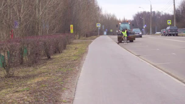 Moscú Rusia - 5 de abril de 2017: Trabajadores limpian la carretera — Vídeos de Stock