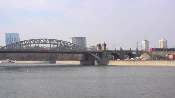 The train passes through the river on the bridge — Stock Video