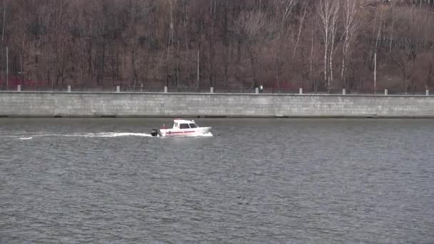 Barco pequeño en el río Moskva — Vídeos de Stock