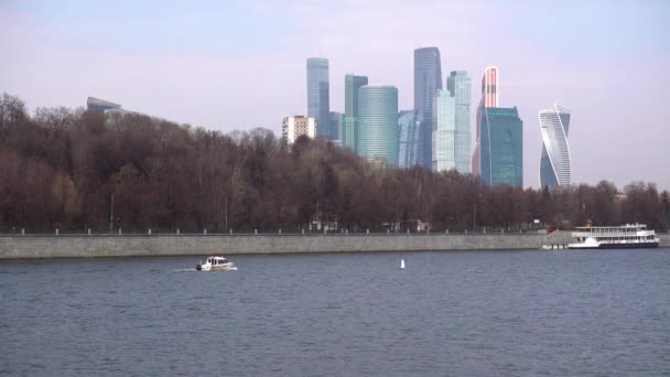Москва - 6 квітня 2017: Маленька човен на Москви-ріки та бізнес-центр міста Москви — стокове відео